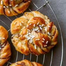Semplici e deliziose ciambelline soffici, perfette per l'inzuppo, sane e genuine per una pausa dolce e golosa. Kanelbullar O Brioscine Svedesi Alla Cannella Cucina Amore Mio