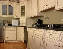 O Bucatarie Alba Amenajari Si Decoratiuni Interioare Antique White Kitchen Cabinets Antique White Cabinets Antique White Kitchen