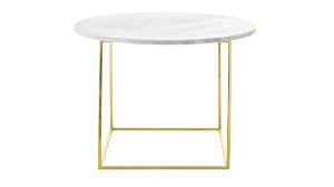 Très tendance mais aussi pratique, en associant deux tables, vous êtes les pieds de la fabrique des pieds sont pensés pour assurer la stabilité et la résistance de votre table basse. Table Basse O60 Cm Avec Plateau En Marbre Blanc Et Pieds En Fer Dores Bloomingville Collection Eva Homifab