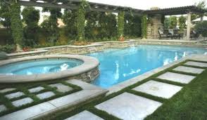 Rechteckiger Pool Mit Kreisformigem Spa Und Treppenstufen Aus Beton Travel Blog 2019 Outdoor Pool Outdoor Decor