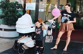 Gossip Ued Beatrice Valli Torna A Casa Foto Della Figlia E Cronaca Del Parto