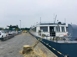 سلام من سالارم.ممنون میشم هوادارم بشید.من مهندس عمران. Zeeuwse Miljonair Salar Azimi Looft Beloning Van 20 Mille Uit Voor Ligplaats Voor Partyboot Zeeuws Vlaanderen Pzc Nl