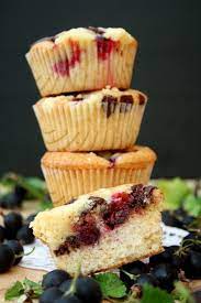 Mische das mehl in einer großen schüssel mit backpulver und kakaopulver. Rezept Streuselkuchenmuffins Mit Jostabeeren Und Schokostuckchen