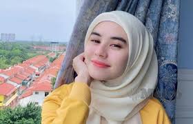 Usianya beda jauh sama ayahnya yang terpaut sampe 20 tahun yah kira2 ibu tirinya itu sekitar umur 30tahunan. Umur 19 Tahun Masya Masyitah Dah Beli Rumah Tunai Rm300 000