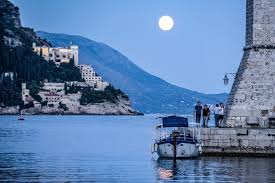 Dubrovnik on melkoinen turistirysä, joten liput ovat sikakalliita, muurillakävelylippu maksoi 100 kunaa (13 e). Hipster Og Historie 36 Timer I Dubrovnik Kroatia Vg Reise Reising Kroatia Dubrovnik