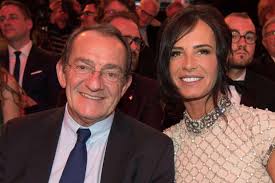 Mais alors que beaucoup de gens ont pris du poids pendant le confinement, ce n'est pas le cas du présentateur vedette de tf1. Jean Pierre Pernaut Et Sa Femme Nathalie Marquay