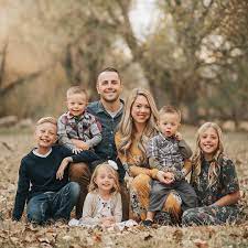 15 Outdoor Portrait Photography Tips Family Portrait Photography Photography Poses Family Family Picture Poses