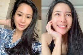 Dalam konten itu, ia menjawab tudingan netizen bahwa dirinya tampak awet muda berkat punya suami kaya raya. Biasa Tampil Cetar Ini 9 Potret Sederhana Bunga Zainal Tanpa Makeup