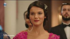 Sevilen oyuncu pınar deniz, 10 kasım 1994 tarihinde i̇stanbul' da dünyaya gelmiştir. Vatanim Sensin Pinar Deniz Famousfix