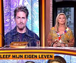 De zanger zijn armen zaten al vol, dus op naar een nieuwe plek. Ongemakkelijk Bridget Over Monique Tattoo Andre