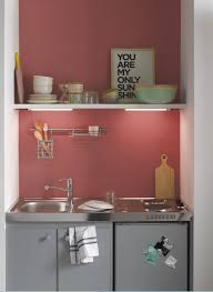De multiples rangements rendent cette. Donnez Du Style A Une Kitchenette Etudiante En Choisissant La Peinture Fulham Une Couleur Chaude A Carrelage Mural Cuisine Couleur Chaude Peinture Lambris