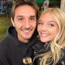 Daisy Flood (@4daisybelle)