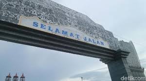 Desain tanaman di dalam beton di ini dirancang secara khusus dan dipadukan dengan lantai kayu untuk menciptakan tampilan yang kontemporer. Gapura Paduraksa Yang Baru Diresmikan Dikritik Pemerhati Budaya