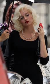 La actriz cubana ana de armas ha sido la elegida para interpretar la nueva película de netflix: Ana De Armas Transforms Into Marilyn Monroe On Set Of Blonde