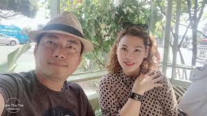 Kinh quốc sinh năm 1974, là một trong những nam diễn viên quen thuộc trên màn ảnh nhỏ. Diá»…n Vien Kinh Quá»'c Va Vá»£ Ä'áº¡i Gia 10 NÄƒm Khong Cáº§n Ä'am CÆ°á»›i Sao Viá»‡t Viá»‡t Giáº£i Tri
