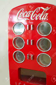 Coca cola ist bekannt für das prickelnde erfrischungsgetränk und führt natürlich keine eigenen kühlschränke in seinem sortiment. Coca Cola Vintage Kuhlschrank Lizenzfreie Fotos Bilder Und Stock Fotografie Image 30739466