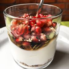 On Mange Yogourt Grecque Nature Graines De Citrouilles Et De Sesames Sirop D Erable Cereales Croquantes Et La Delicieuse Pomme Gre Punch Bowls Bowl Kitchen