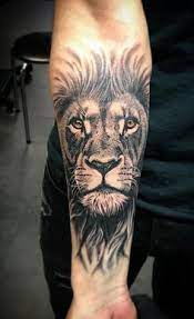 Lion Tattoos Hold Different Meanings Lions Are Known To Be Proud And Courageous Creatures So If Y Tatuagem De Cobra Tatuagens Impressionantes Jovens Tatuados