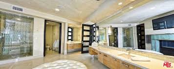The New Hype House Is Where Clout House Members Used To Live In 2020 House Famous Houses Celebrity Houses