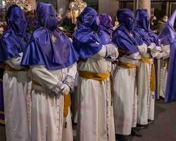 Immagine di Confraternita medievale in processione