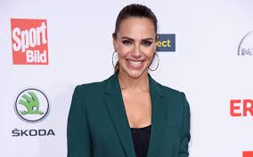 Zur neuen saison wechselt sie zur ard und zur legendären sportschau. Baby Freude Sky Moderatorin Esther Sedlaczek Ist Erstmals Mutter Geworden