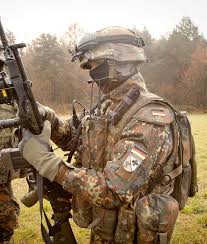 Deutscher Bundeswher Soldat Der Seine Ausrustung Vor Einer Ubung Uberpruft Bundeswehr Ausrustung Bund Bundeswehr Soldaten Bundeswehr Bundeswehr Ksk