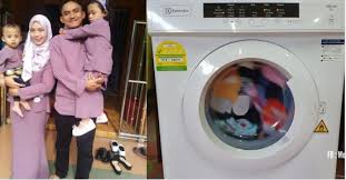 Mesin pengering baju atau sering juga di sebut mesin pengering pakaian atau juga di ada yang mengatakan tumble dryer adalah suatu alat yang di gunakan untuk mengeringkan pakaian. Mesin Pengering Baju Je Tapi Luar Biasa Manfaatnya Boleh Buat Isteri Makin Bahagia Sweetnya Keluarga