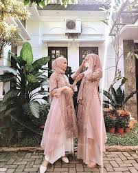 Model baju kebaya couple kondangan terbaru merupakan contoh yg paling poly pada cari oleh para anak. Kebaya Kondangan Bridesmaid On Instagram Sabtu Hari Nya Kondangan Have An Inspiration Of Kondangan Style With Pakaian Pernikahan Gaun Perempuan Gaun