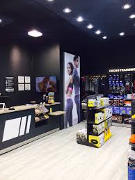 Les membres bénéficient de cours vidéo sur écran plasma et d'équipements professionnels de grande qualité. Fitness Boutique Fitness And Workout