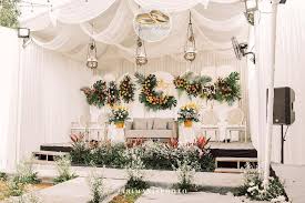 Walaupun memakai kursi yang minimalis dari rotan, pelaminanmu bisa tetap terlihat ramai dengan berbagai dekorasi dari. Tren Dekorasi Pernikahan Kekinian Yang Wajib Dikitehui Calon Pengantin Idewedding