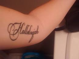 Das stern tattoo ist eines der wohl beliebtesten motive. 95 Namen Tattoos Familiennamen Und Kindernamen Designs