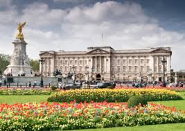 Tourists can visit the royal palace, but it is only open to the public a as well as visiting buckingham palace, the changing of the guard takes place in the forecourt. Der Buckingham Palast Aktivitaten 2021 Viator