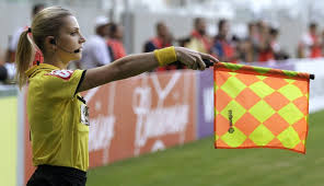 Menindak dengan disiplin pemain yang bersalah. Fifa Kaji Penggunaan Var Untuk Hakim Garis