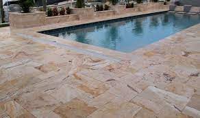 Memiliki bentuk yang menyerupai ikan paus dengan bagian buntut yang terangkat ke atas. Material Batu Alam Kolam Renang Untuk Decking Dan Dinding Dek Kolam Kolam Renang Dinding Batu