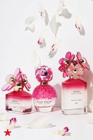 Strong at first, but quickly settles into the most beautiful scent that lasts all day!! Marc Jacobs Gives His Iconic Daisy Fragrances A Romantic Upgrade With The New Kiss Collection Pick Your Favori Perfume Lover Perfume Scents Perfume Collection