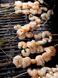 Pulire bene i calamari e tagliarli a pezzi grandi, lessare in acqua salata i gamberi per alcuni minuti e. Spiedini Di Gamberi In Ramo Di Rosmarino Un Americana In Cucina
