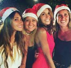 Her father, jose, was a businessman, while her mother, patricia, was a housewife. Antonelaroccuzzoclubfansofficial On Twitter Antonella Roccuzzo Her Sister Carla Roccuzzo With Her Friends For Xmas Beautiful Girlsss Luliesposito Https T Co Lh7rl4zmpj