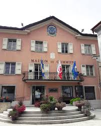 Bagnes La Maison Communale Jolie Qui Rappelle Les Couleurs De La Provence Suisse Tourismeenvalais Valaistourisme En 2020 Maison Provence