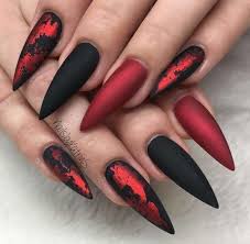 Aprendiendo a mejorar nuestro arte desde lo clásico pintando uñas hasta algo más vip, haciéndonos una manicura francesa asimétrica con terciopelo y detalles dorados ! Pin En Decoracion De Unas Rojas