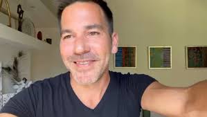 Héctor apunta que escribió el tema de un programa de Disney sobre Los  Montaner, que saldrá pronto