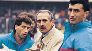 Bordo mavili camiada daha önce hem teknik direktörlük hem de başkanlık yapan sümer, bir dönem galatasaray'ın da teknik direktörlüğünü. T49wdjka8lj6ym