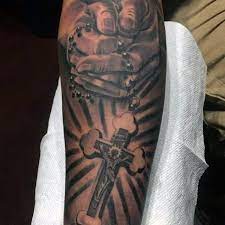Kreuz mehr tattoos kreuz tattoo unterarm kreutz tattoo und. Unglaubliche Schwarze Und Graue Betende Hande Tattoo Am Unterarm Mit Kreuz Tattooimages Biz