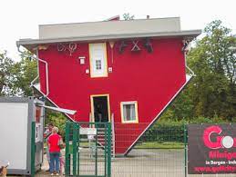 Das wohnzimmer im museum „haus steht kopf, © haus steht kopf. Haus Kopf Uber In Putbus Auf Rugen Ausflugsziele Fur Kinder In Mecklenburg Vorpommern