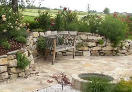 Sitzplatz Im Garten Mit Steinmauer Kunstrasen Garten 1 Jpg 800 558 Garten Vorgarten Sitzplatz Im Garten