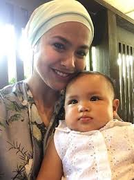 Kali ini penyanyi dan juga chef selebriti fazley yaakob mendedahkan kisah bagaimana keluarganya ditindas oleh individu yang sangat terkenal di negara ini. Demi Zuriat Datin Azrene Sanggup Alami Keguguran 14 Kali Nona