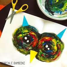Un Semplicissimo Lavoretto Creativo Per Giocare Con I Colori A Tempera E Gli Assi Di Simmetria Su Portale Bambini Trovate Istruzioni E Giochi Creativo Pittura