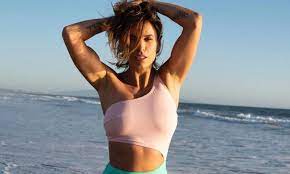 Son père, giulio cesare canalis, est un radiologue de la clinique de l'université de sassari, alors que sa mère, bruna, est enseignante en littérature 1. Elisabetta Canalis In Reggiseno La Sua Versione Natalizia E Da Infarto