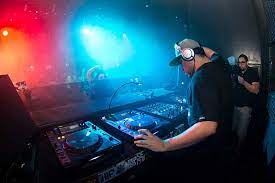 The 25 best dance music songs of 2020, featuring disclosure, troyboi, kelly lee owens, kylie enter bronson, the brainchild of live electronic duo odesza and australian bass house producer the set keeps the energy buzzing throughout, with songs from lipa's future nostalgia album remixed by. 38 Bass Heavy Songs Blast Those Subwoofers Guitar Lobby