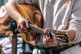 Irish folk music is traditionally instrumental, often played by groups sitting around a table in a pub, but also at competitions and on concert stages. 7 Best Pubs For Traditional Celtic Music In Ireland Escape Monthly