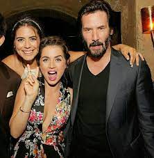 Ana De Armas Keanu Reeves Y Lorenza Izzo Premier De La Pelicula Knock Knock Instagram Keanu Reeves Keanu Reeves Life Girl Movies